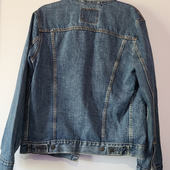 786. Levi's unisex blue, button down jean jacket w/ 4 pockets, size M - Picture 2 of 8